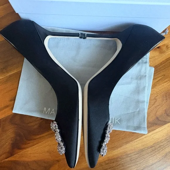 Manolo Blahnik, Black Satin Hangisi Pumps 90, NEW - Picture 7 of 13